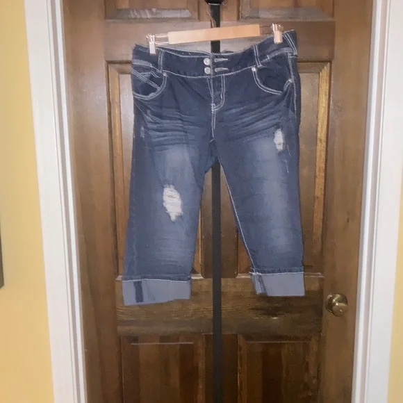 Rue21 Blue Cropped Jeans with Distressed Details - Picture 1 of 10